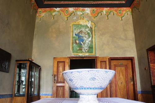 Old Greek House في أوروغوب: وجود مزهرية على طاولة في الغرفة