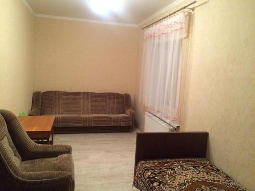 Ein Sitzbereich in der Unterkunft Guest house on Pervomayskaya 11