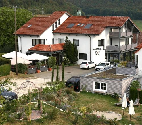 アーレンにあるHotel-Restaurant Vogthofの駐車場に車が駐車されている建物