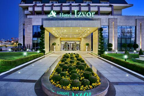 un vestíbulo de hotel con un jardín enfrente en A Hoteli - Hotel Izvor, en Arandjelovac