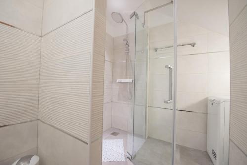y baño con ducha de cristal y aseo. en Studio Apartment Lena en Kaštela