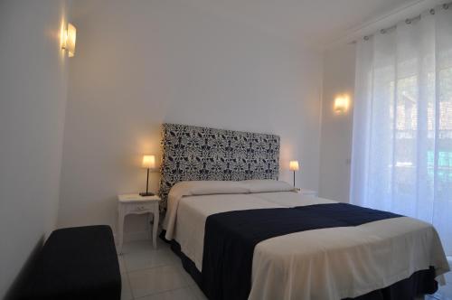 ミノーリにあるLa Ginestra Amalfi Dreamsのベッドルーム(大型ベッド1台、窓付)