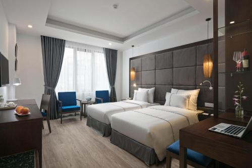 Giường trong phòng chung tại Bonsella Hotel