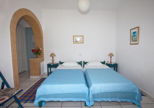 En eller flere senge i et værelse på Pansion Katerina