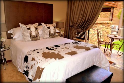 Un dormitorio con una cama grande con cabezas de vaca. en Krith Guest House, en Bethlehem