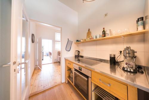 Кухня или мини-кухня в Design Apartments - "Potsdam City", 18
