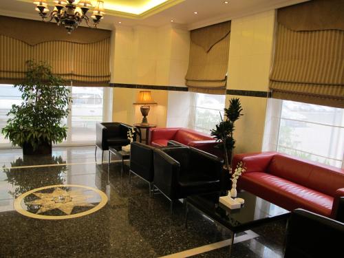 
A seating area at Uptown Hotel Apartments Abu Dhabi
