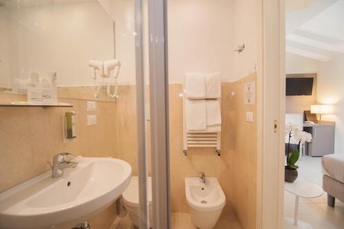 Salle de bains dans l'établissement Leone Hotel