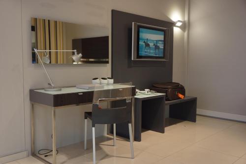 a room with a desk with a lamp and a mirror at Hotel 2001 in Maputo