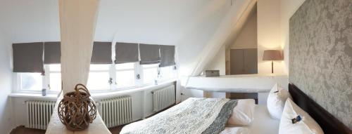 a bedroom with a bed and a large window at Landsitzhotel und Seminarium Peterhof in Hodorf