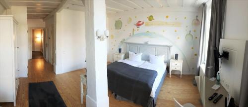 a bedroom with a bed and a wall with animals on it at Landsitzhotel und Seminarium Peterhof in Hodorf