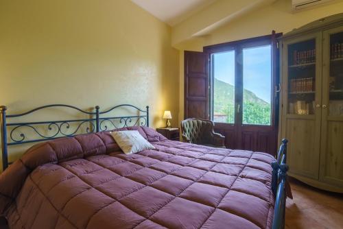 Tempat tidur dalam kamar di La Parrinara