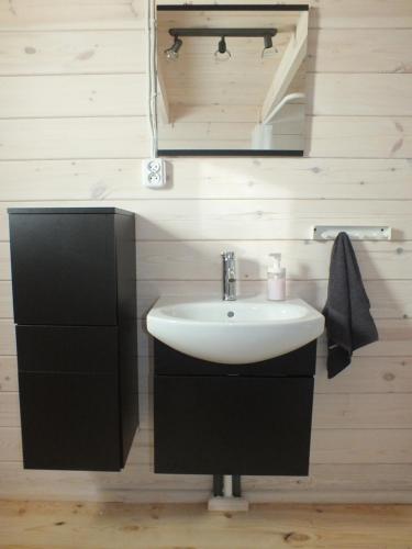 a bathroom with a sink and a mirror at Domki Letniskowe Pola in Ryn