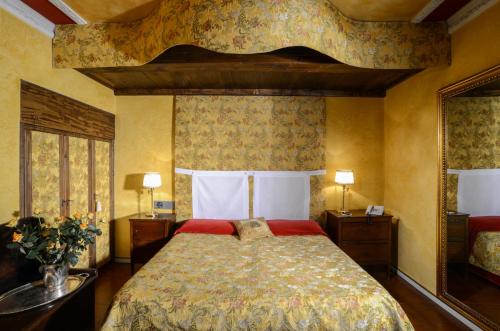 a bedroom with a large bed in a room at Hotel Gabbia D'Oro in Verona