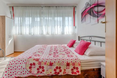 Un pat sau paturi într-o cameră la Rooms Alijev
