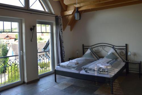 
Ein Bett oder Betten in einem Zimmer der Unterkunft Gästehaus Waldecker
