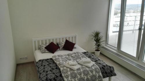 ブルノにあるAlfa Panorama Brnoのベッドルーム1室(ベッド1台、タオル2枚付)