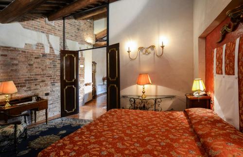 A bed or beds in a room at Hotel Gabbia D'Oro