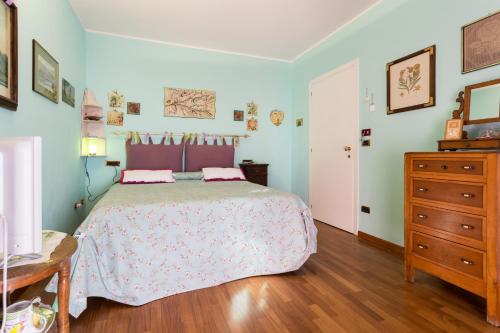1 dormitorio con 1 cama y vestidor en Le Fate di Campagna, en Asís
