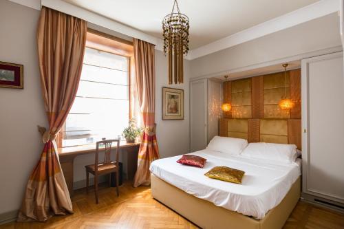 Un dormitorio con una cama grande y una ventana en Rooms Roma - Monti, en Roma