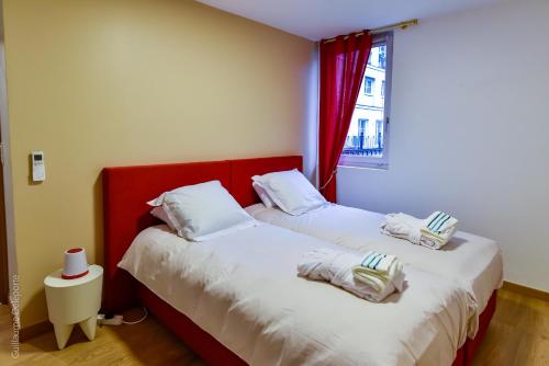 - 2 lits jumeaux dans une chambre avec fenêtre dans l'établissement Cité GuiDe, à Arras
