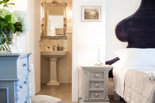 um quarto com uma cama, uma cómoda e um espelho em Country Lodge B&B em Siena