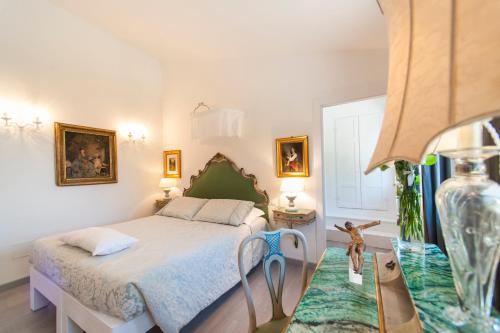um quarto com uma cama e uma mesa de vidro em Country Lodge B&B em Siena