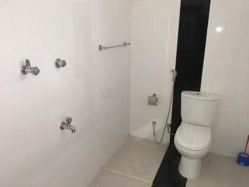 łazienka z białą toaletą w kabinie w obiekcie Ceylon Ramble Villa w mieście Hikkaduwa