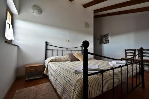 Un pat sau paturi într-o cameră la Rooms Agroturizam Romano
