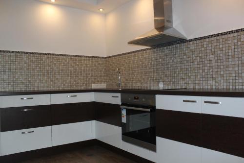 uma cozinha com armários a preto e branco e um fogão em Villa Neubad em Saulkrasti