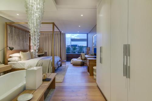 um quarto com uma cama e uma banheira num quarto em Loader B em Cidade do Cabo
