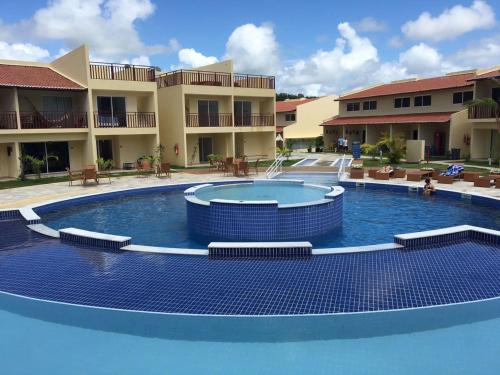 una piscina en medio de un complejo en Flat 259 localizado no Condomínio Solar Água, en Pipa