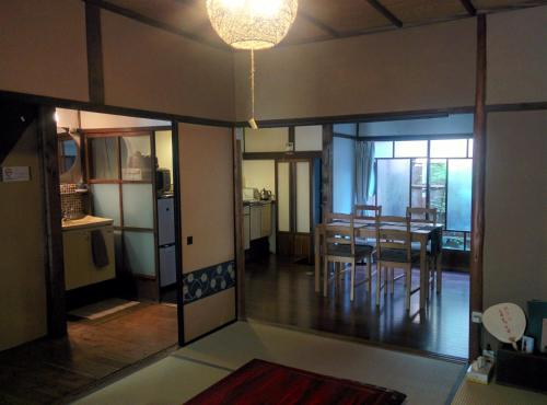 een woonkamer en eetkamer met een eettafel bij Murasakino Guesthouse in Kyoto