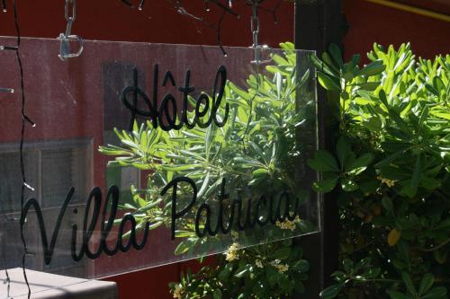 a sign that reads in the middle of a plant at Hôtel La Villa Patricia - Charme et Tradition in Villefranche-sur-Mer