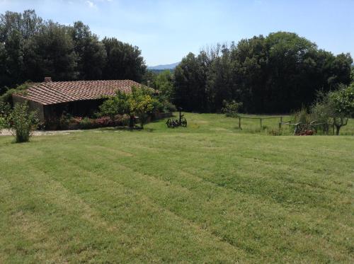 a large field with a house in the background at Agriturismo Podere Casetta in Monterotondo