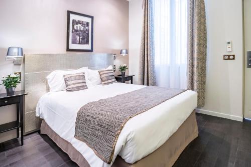 Postel nebo postele na pokoji v ubytování Hotel Chabrol Opera