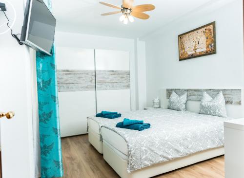 um quarto com uma cama e uma televisão de ecrã plano em Modern Apartment Playa em Valência