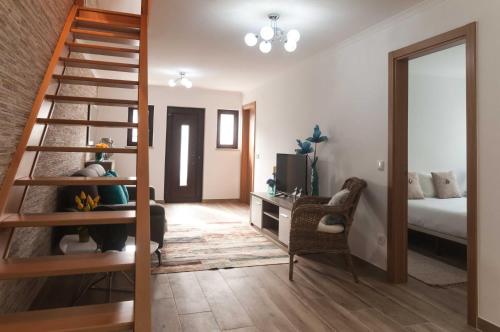 sala de estar con escalera y dormitorio en WestSide Beach House, en Peniche