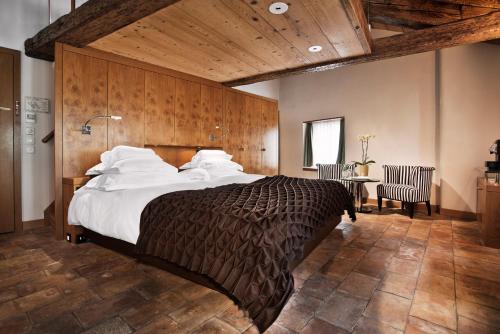 Postel nebo postele na pokoji v ubytování Widder Hotel - Zurichs luxury hideaway