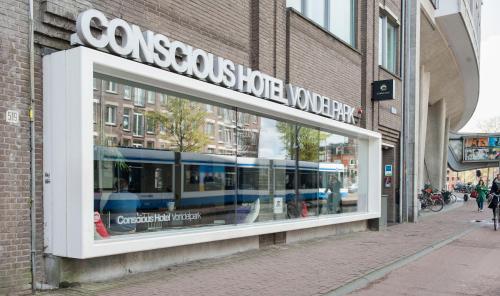 une fenêtre de magasin avec un train dans une rue dans l'établissement Conscious Hotel Vondelpark, à Amsterdam