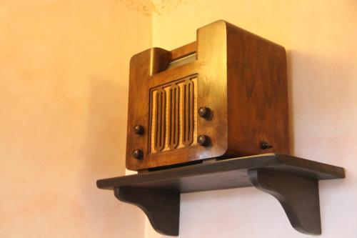 a wooden box on a shelf on a wall at Bed & Breakfast Triora Medievale in Triora