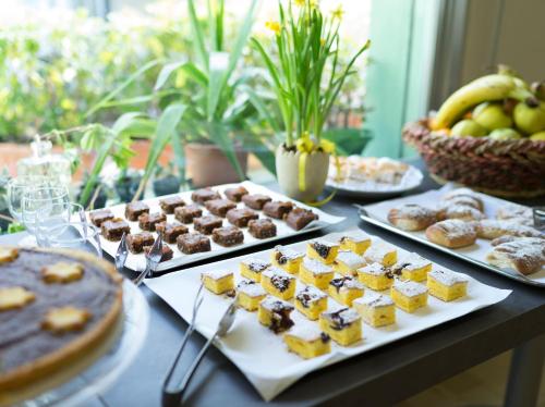 uma mesa coberta com diferentes tipos de alimentos em pratos em Hotel Buona fortuna em Bellaria-Igea Marina