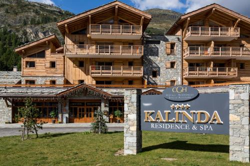 un bâtiment avec une enseigne devant lui dans l'établissement CGH Résidences & Spas Kalinda, à Tignes
