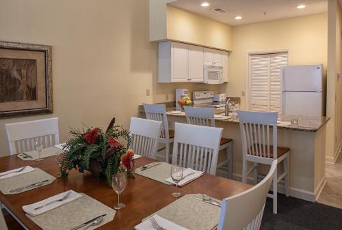 a kitchen and dining room with a table and chairs at Shipyard by Spinnaker Resorts in Hilton Head Island