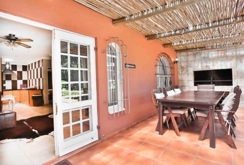Televisyen dan/atau pusat hiburan di Accommodation at Vans No Loadshedding