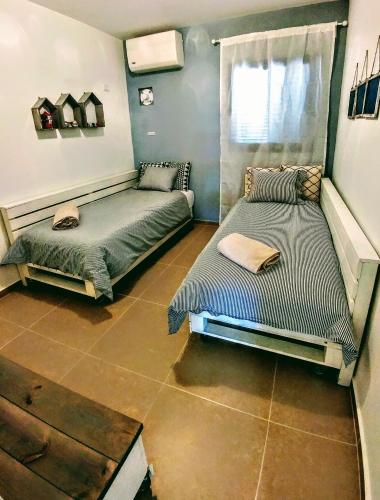 Ein Bett oder Betten in einem Zimmer der Unterkunft Mitzpush Premium Villa