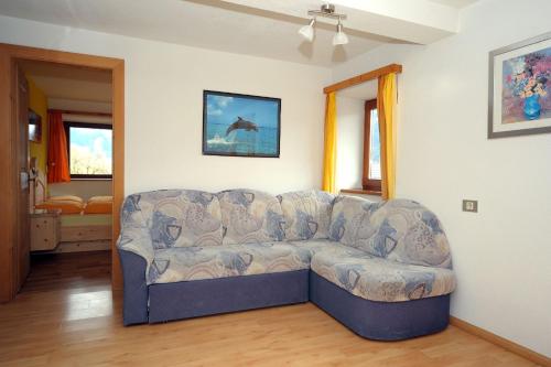 a living room with a couch in a room at Oberpiskoihof in Funes