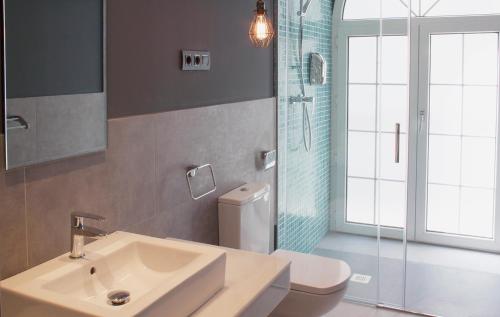 Bilik mandi di Apartamentos NONO by Charming Stay