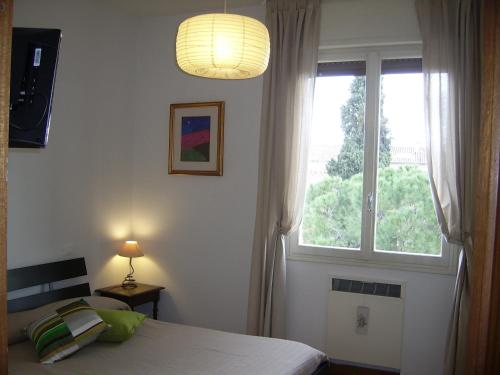 ボローニャにあるB&B La Zuccaのベッドルーム1室(ベッド1台、大きな窓付)
