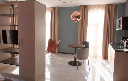 Televisyen dan/atau pusat hiburan di Apartamentos NONO by Charming Stay